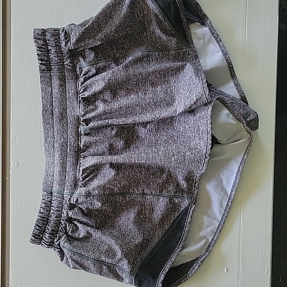 Lululemon grey low rise hottie hot shoets 2.5
